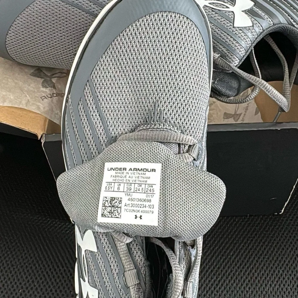 Under Armour Sneakers Gray Size 6.5Y‎